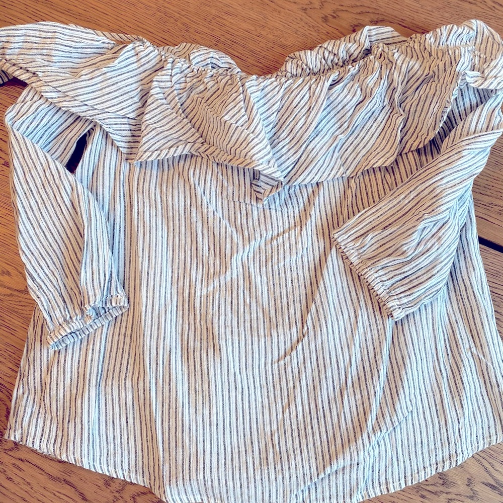 Off shoulder ruffle rop